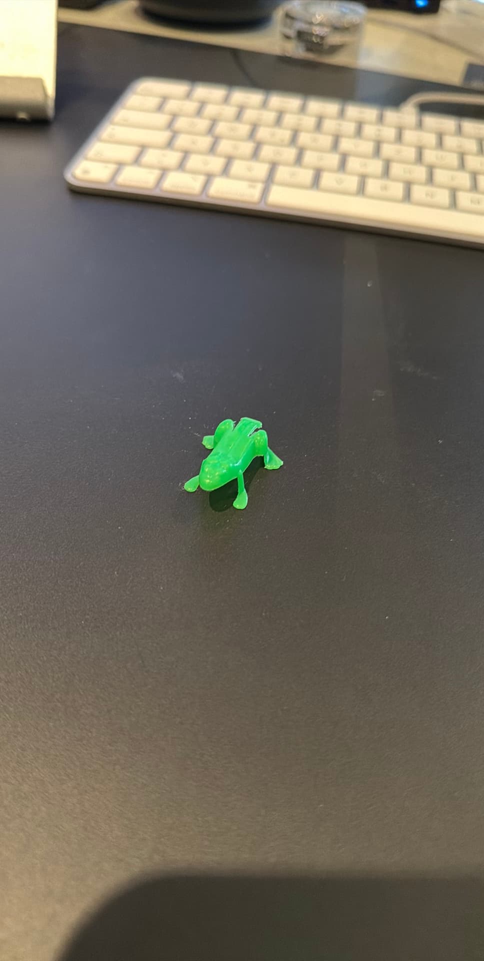 Kleine grüne Kunststoff-Froschfigur für Sammler